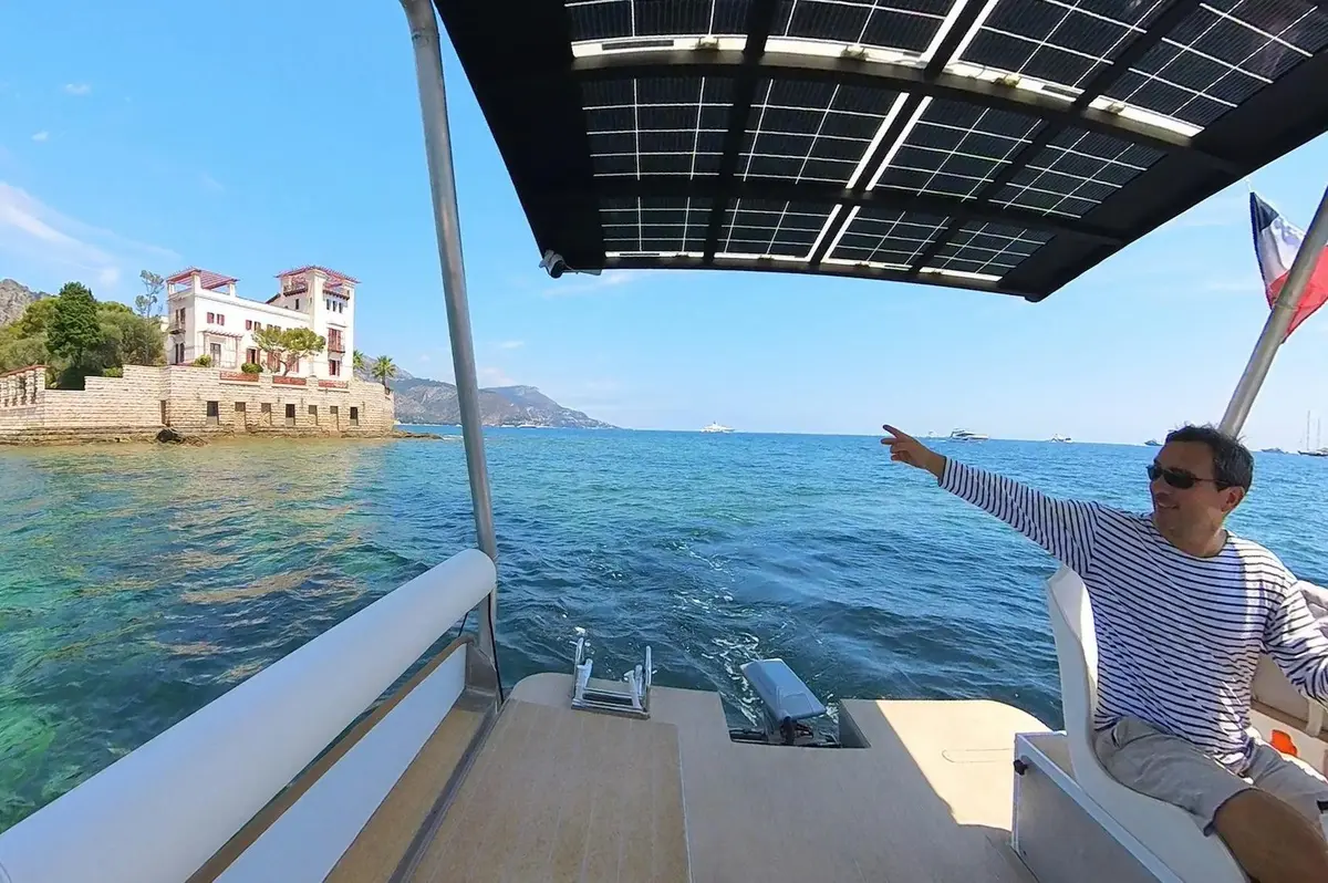 Discover the Greek villa Kerylos from the sea while a guide introduces you to its history