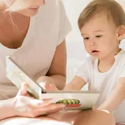 Bébé bouquine