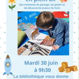 Bébé bouquine en plein air à Coucy