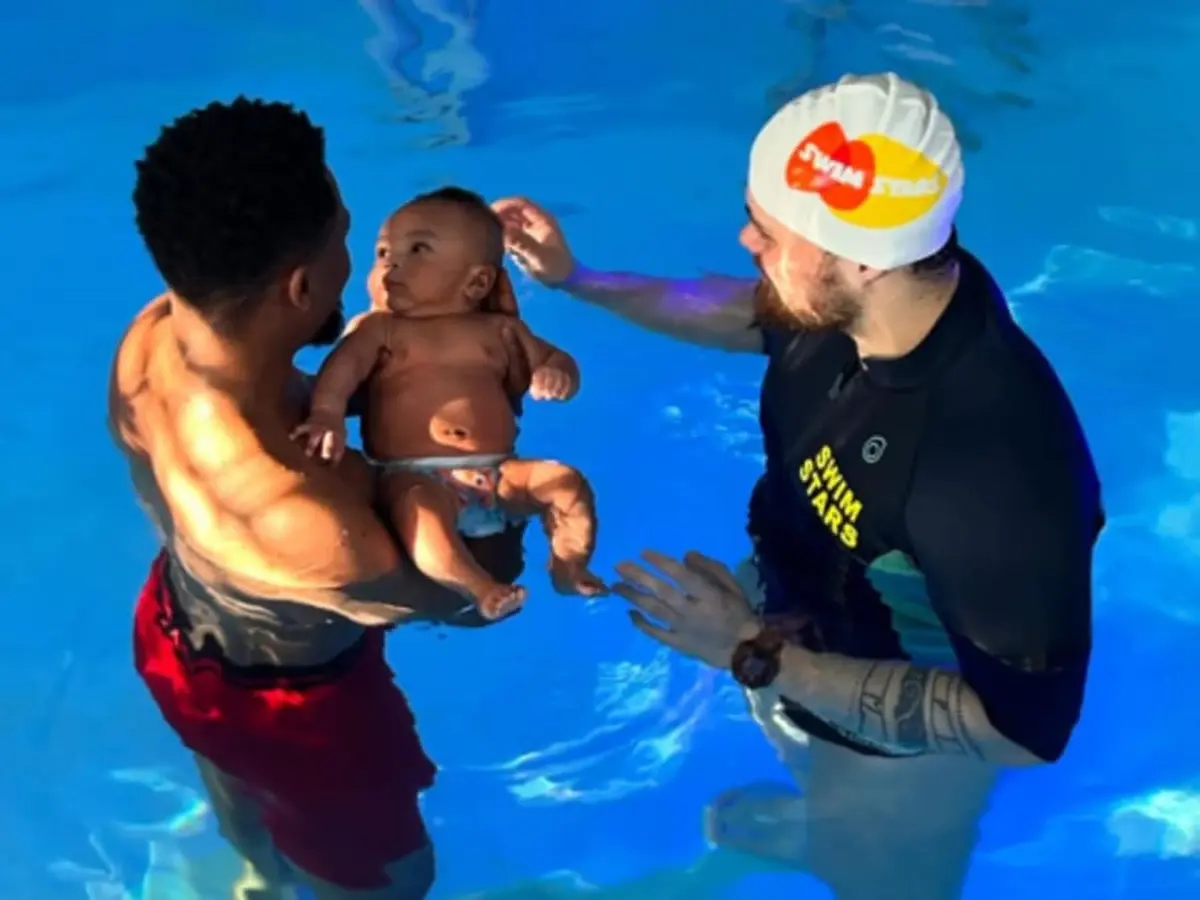 B&eacute;b&eacute; nageur &agrave; la piscine de Versailles (78)