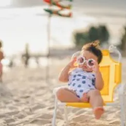Bébés lecteurs à la plage