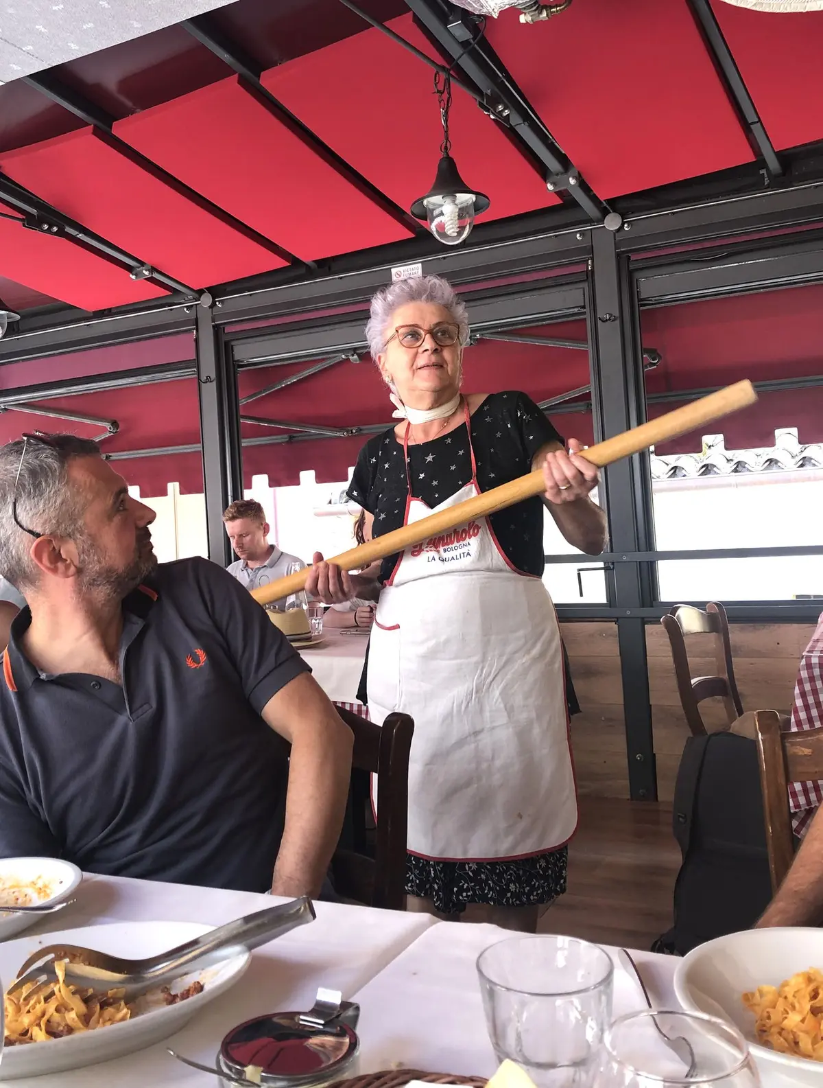 La mama de l'Osteria del Borgo nous explique comment elle fait ses tagliatelles maison avec son rouleau