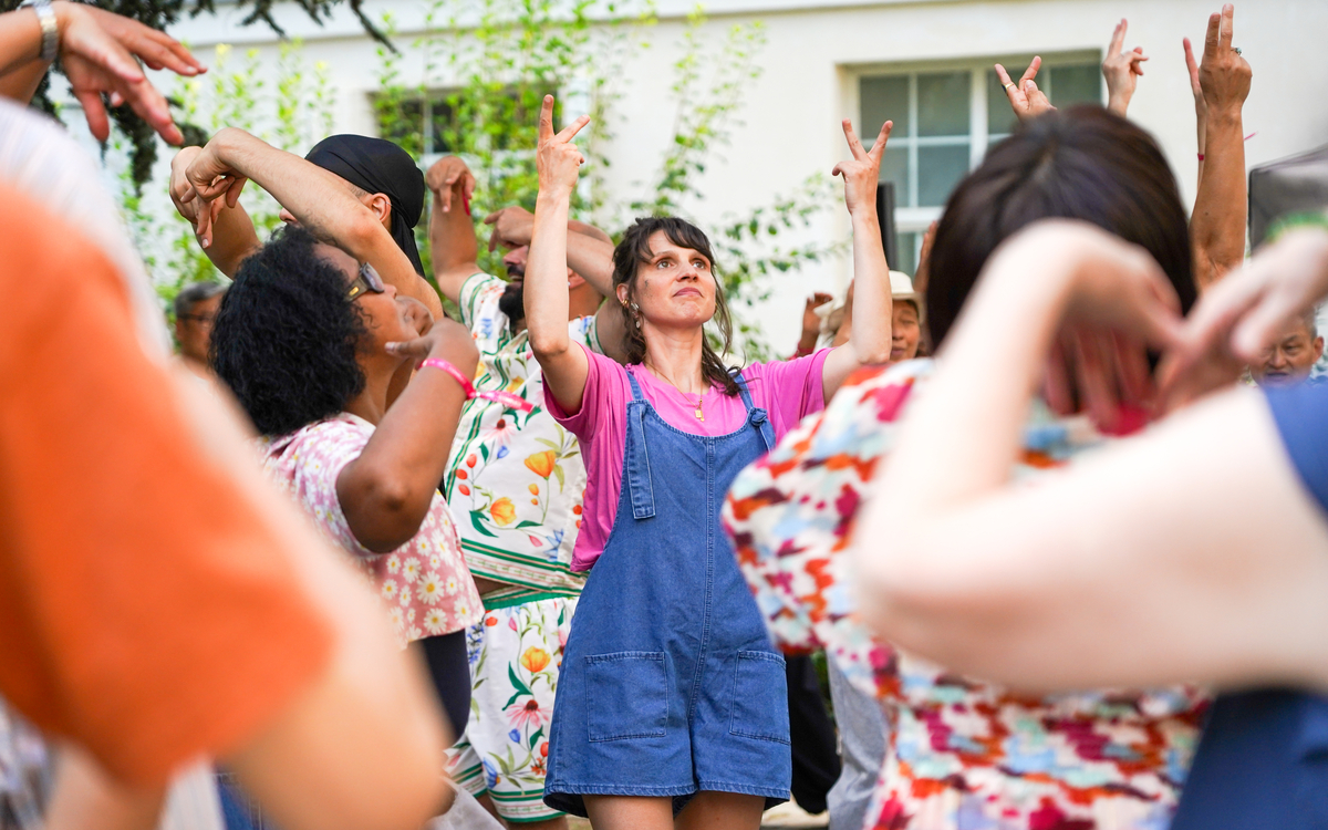 Clémence Pavageau, chorégraphe hip-hop de Belleville Danse, guide une initiation participative lors de l’édition 2025 au Pavillon Carré de Baudouin à Paris.