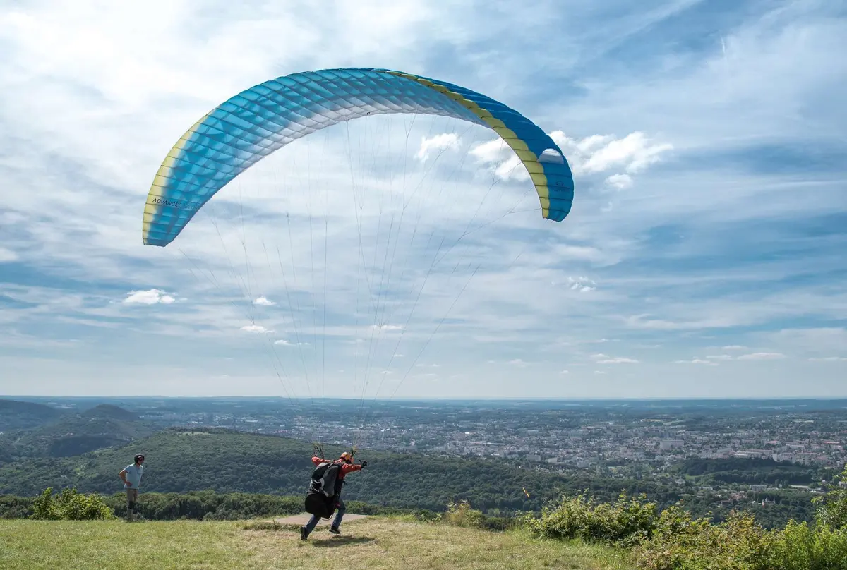 Parapentes qui prennent le départ du Belvédère de Montfaucon