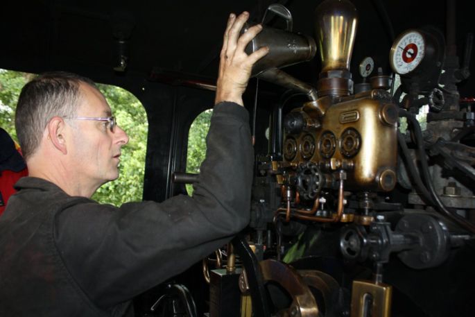 Bernard, mécanicien, est le conducteur de la locomotive