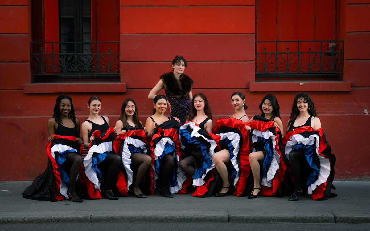 LA TROUPE DES DANSEUSES ET LA PATRONNE