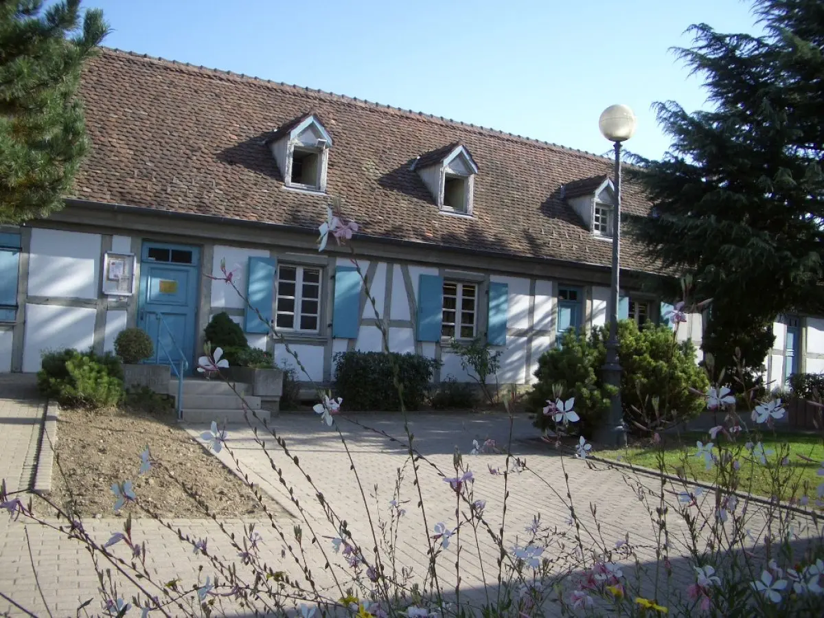 L'entrée fleurie de la bibliothèque de Riedisheim