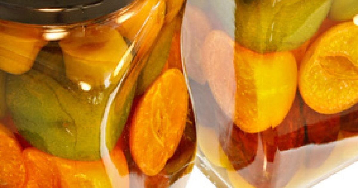 Bocal du vieux garçon fruits macérés dans l