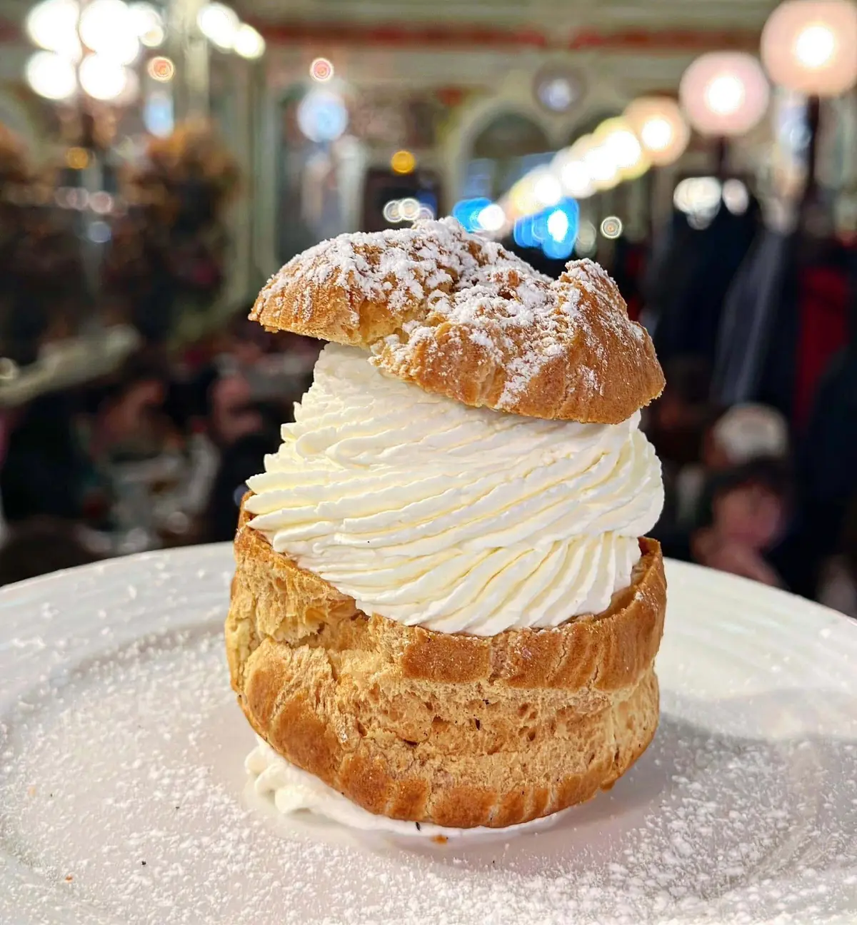 Le fameux Chou Chantilly du Bouillon Julien à Paris