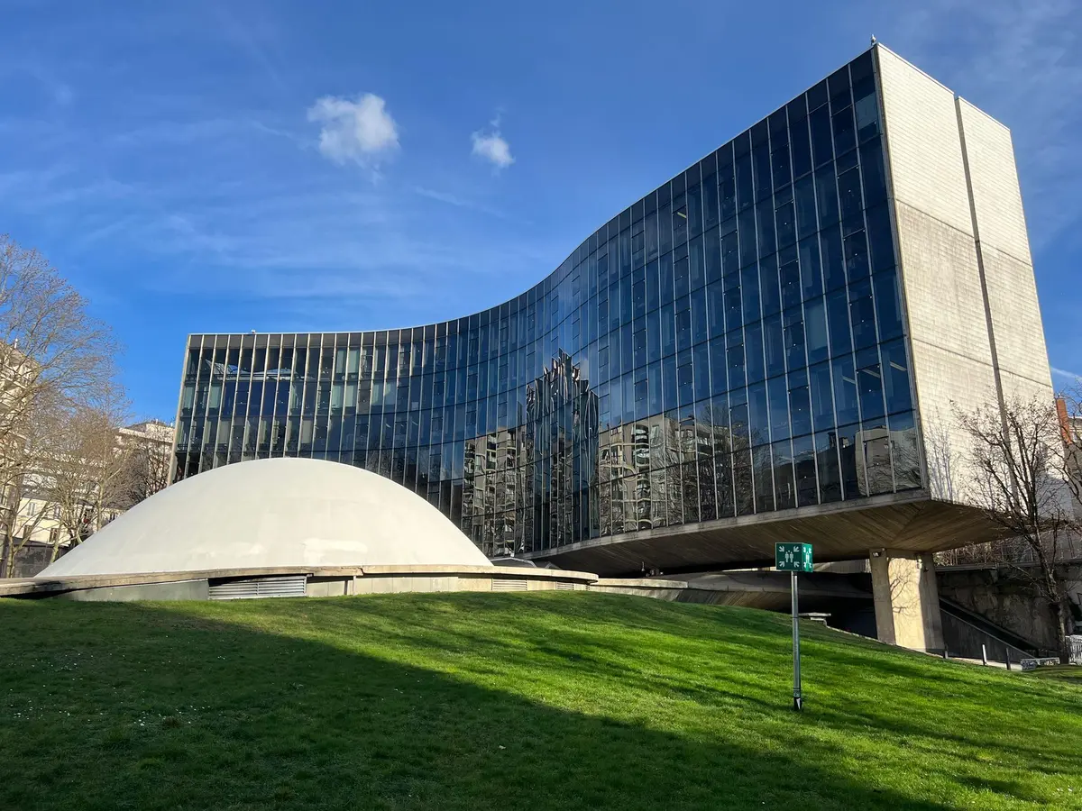 Bourse aux disques vinyles à Paris sous la Coupole Niemeyer