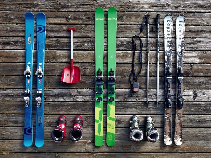 Des skis d\'occasion et du matériel pour les sports d\'hiver sont en vente à la bourse aux skis de Colmar