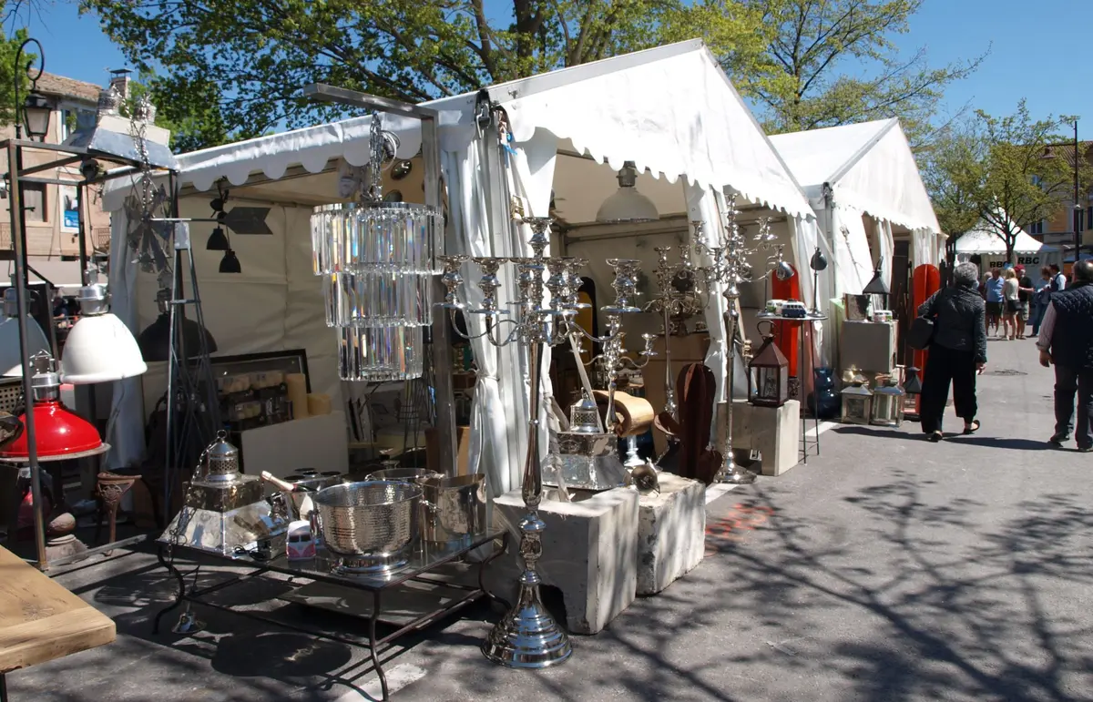 Luminaires en vente à la Foire de l’Isle-sur-la-Sorgue