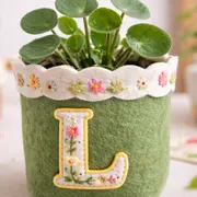 Broderie en duo (initiale brodée sur un cache-pot)