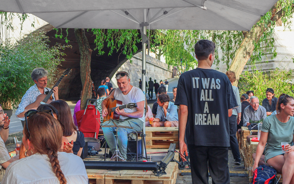 Concert en terrasse sur la péniche Marcounet