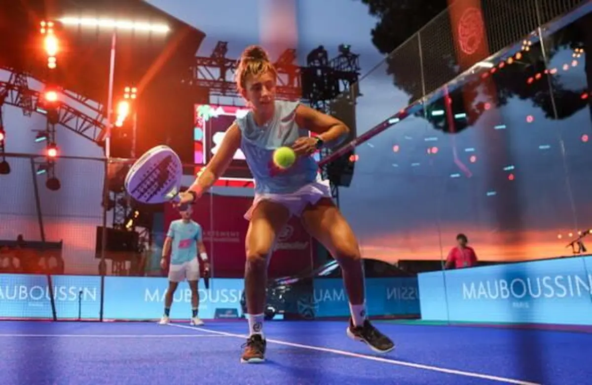  Les 19 et 20 juin 2026, 8 joueurs du top 15 mondial s'affrontent à la Pinède Gould, à Antibes, pour 3h30 de padel intense, des défis inédits et une soirée DJ !