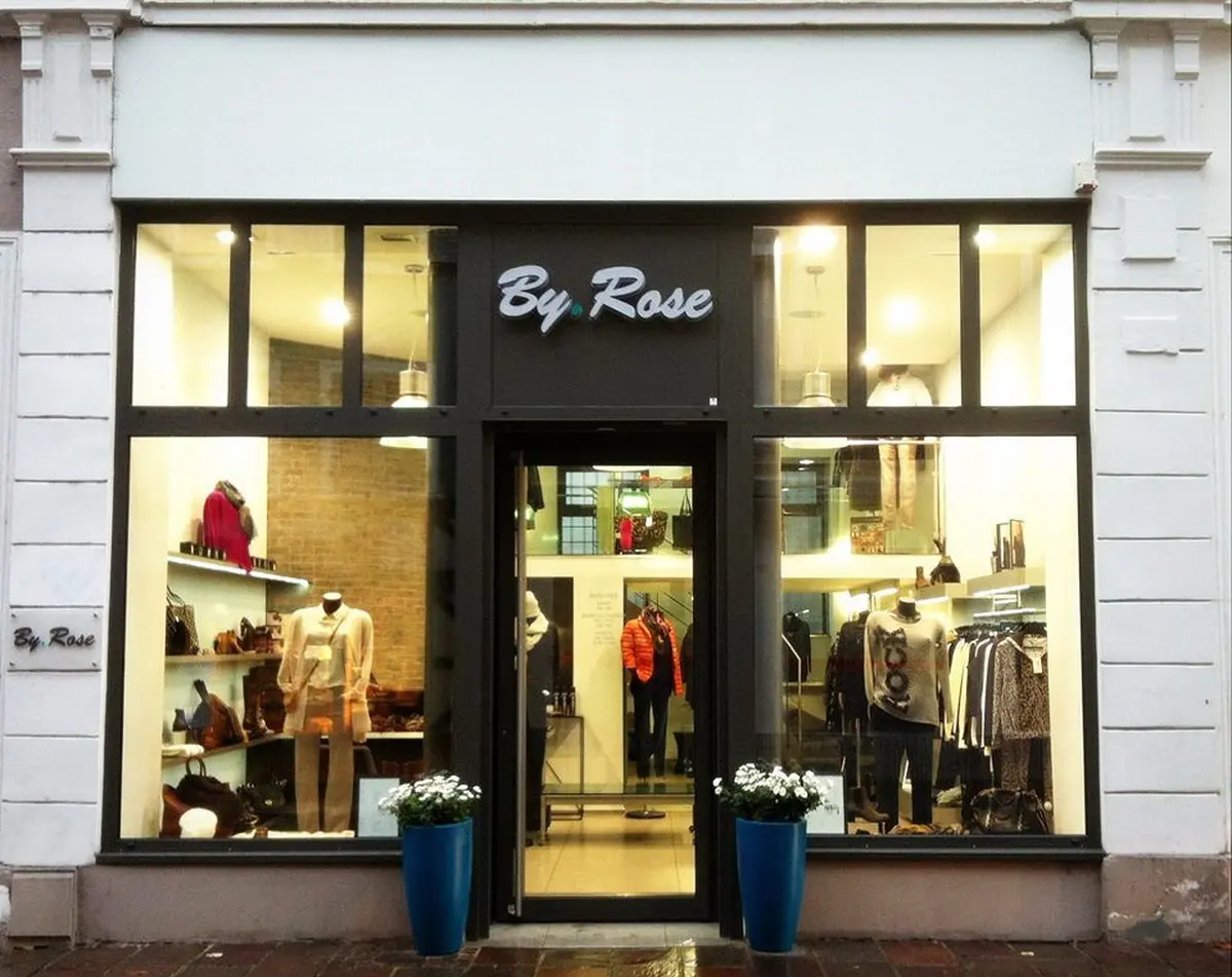 La devanture de la boutique de prêt-à-porter féminin By Rose