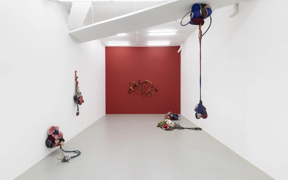 Sonia Gomes, vue de l’exposition « Torcer, amarrar e pender », Kunsthalle Lissabon (Lisbonne), 2025. Courtesy de l’artiste et Mendes Wood DM (São Paulo, Bruxelles, Paris, New York). Crédit photo : Bruno Lopes