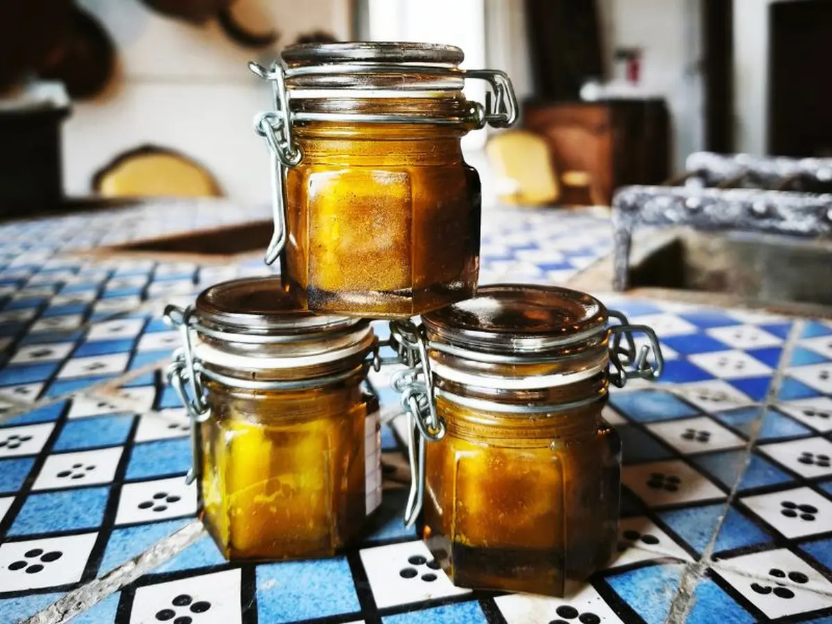 Atelier baume de consoude dans la cuisine du Château de Loyat