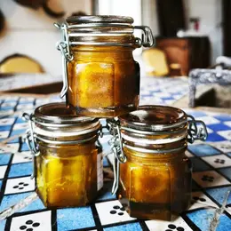 Atelier baume de consoude dans la cuisine du Château de Loyat