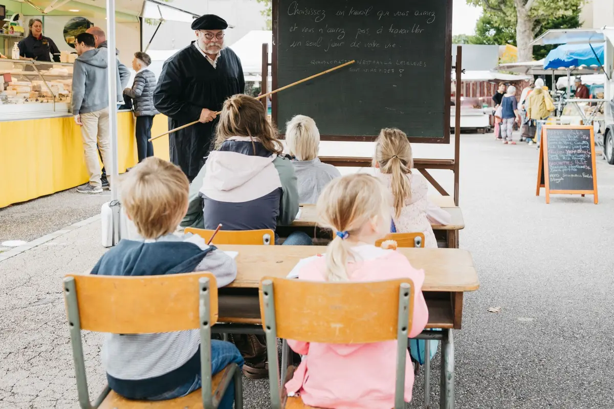 Animation au marché: rentrée des classes
