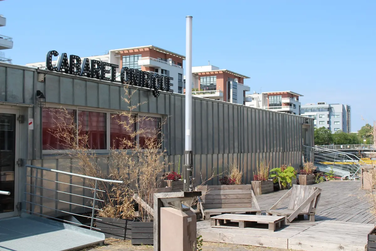 L'entrée du cabaret Onirique, sur une péniche accostée au quai Malraux