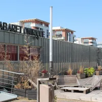 L'entrée du cabaret Onirique, sur une péniche accostée au quai Malraux DR