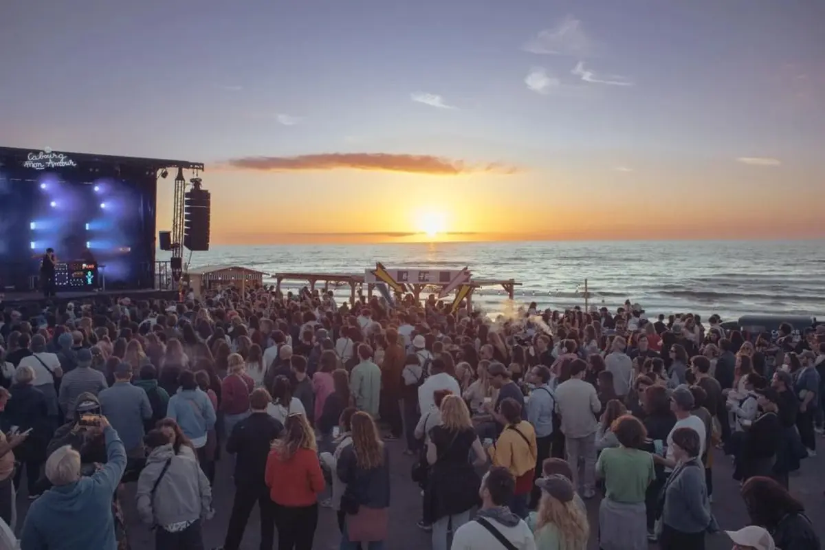 Au-del&agrave; d'une line-up soign&eacute;e, le lieu qui accueille le Festival Cabourg, Mon Amour ajoute aux soir&eacute;es une saveur d'&eacute;t&eacute;