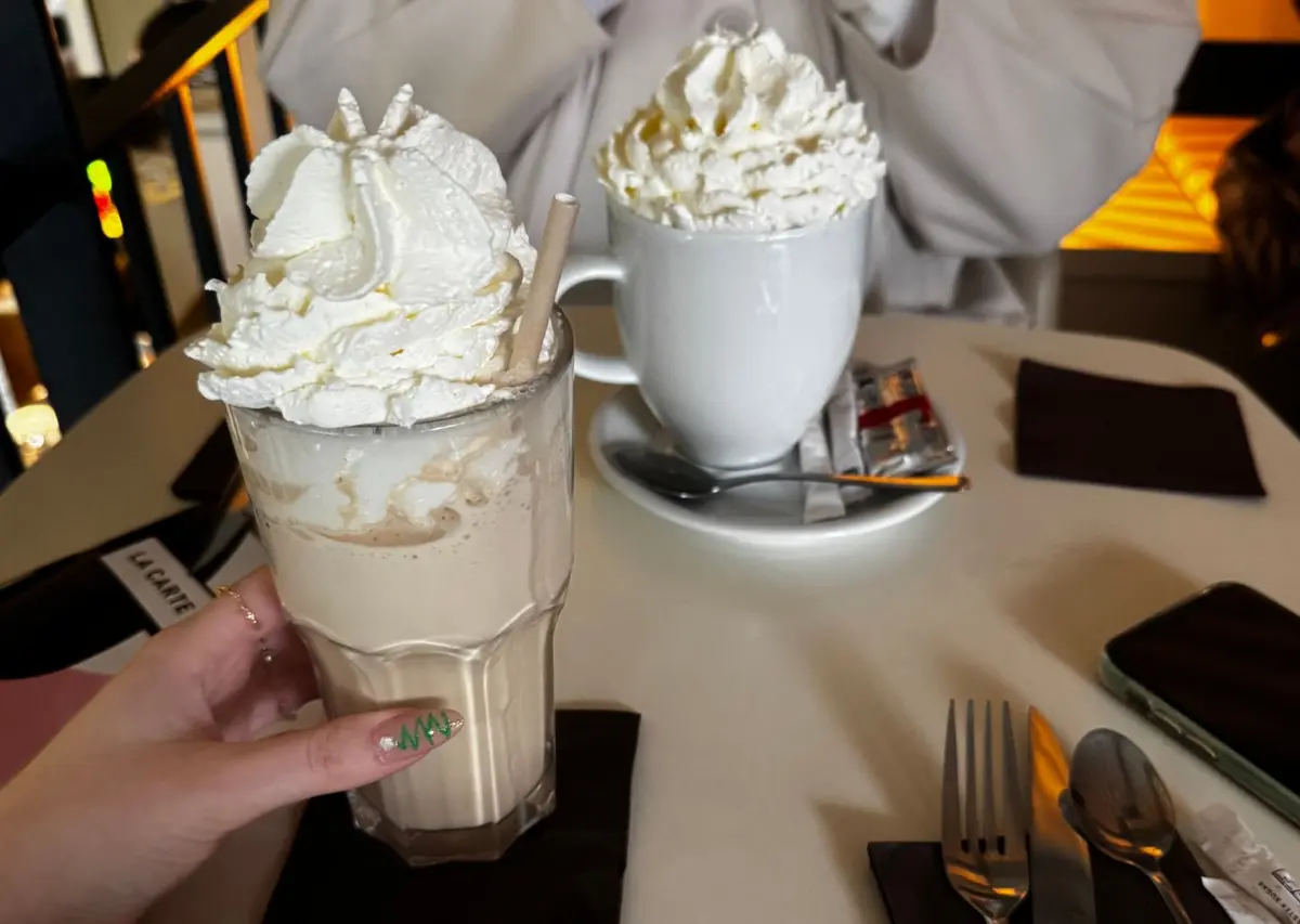 🇮🇹 Engel’s Coffee – Une pause gourmande dans la Maison Engelmann, avec un chocolat chaud à l’italienne et une mezzanine cosy pour un moment de détente absolue.
