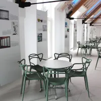 Le centre d'art dispose d'un café, au mobilier contemporain bien sûr &copy; Sandrine Bavard