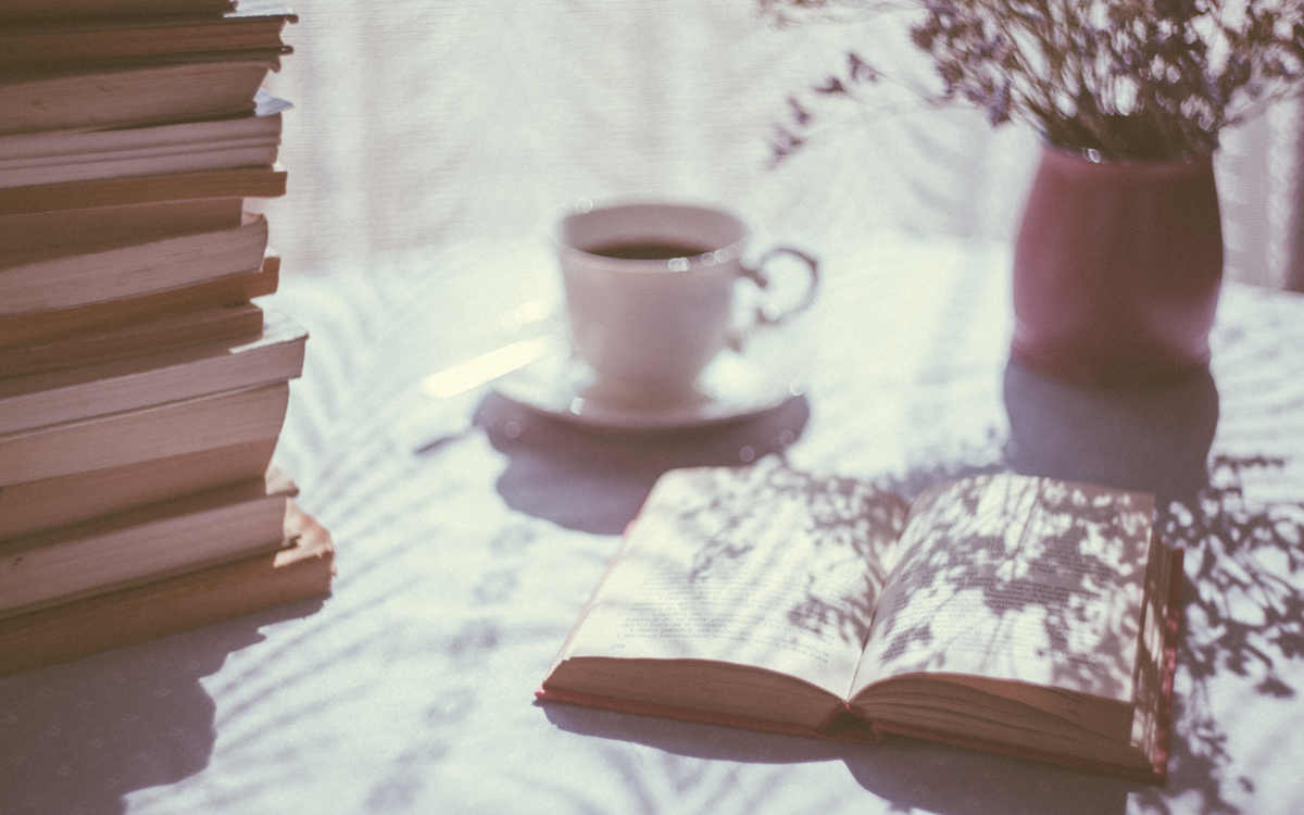 tasse et livres pour café littéraire