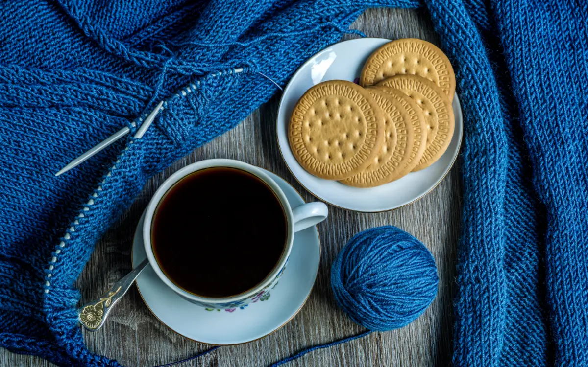 Un tricot en cours , un petit café et des biscuits...