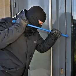 Cambriolages en hausse dans les zones rurales cet été : 4 réflexes simples pour protéger votre domicile avant de partir en vacances