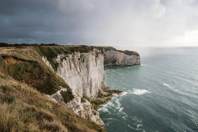 Economiques et authentiques, les campings de Normandie et de Bretagne sont des points de chute idéaux pour visiter les attractions locales (ici, les falaises d\'Etretat)