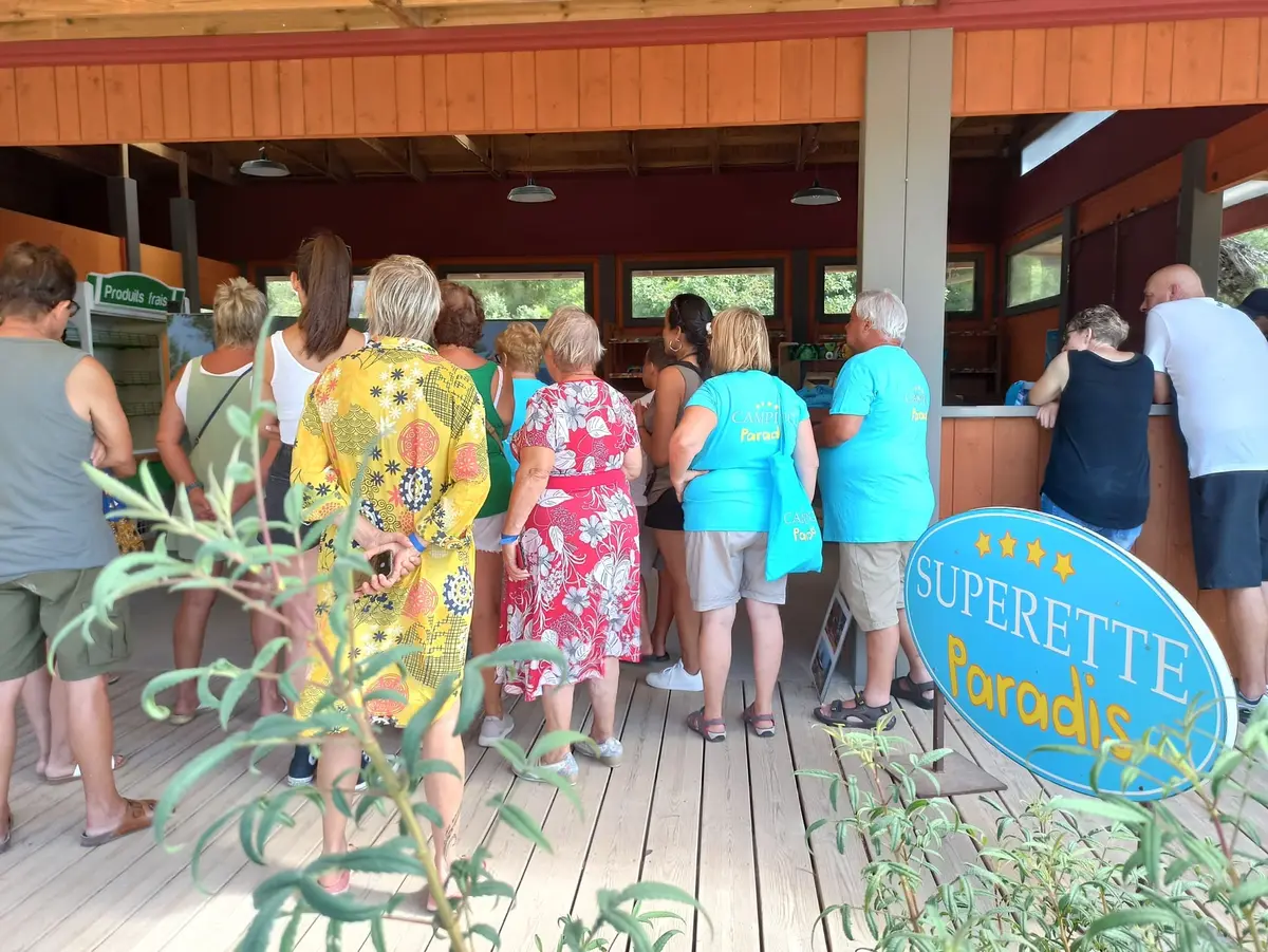 Camping Paradis, visite des décors de la série