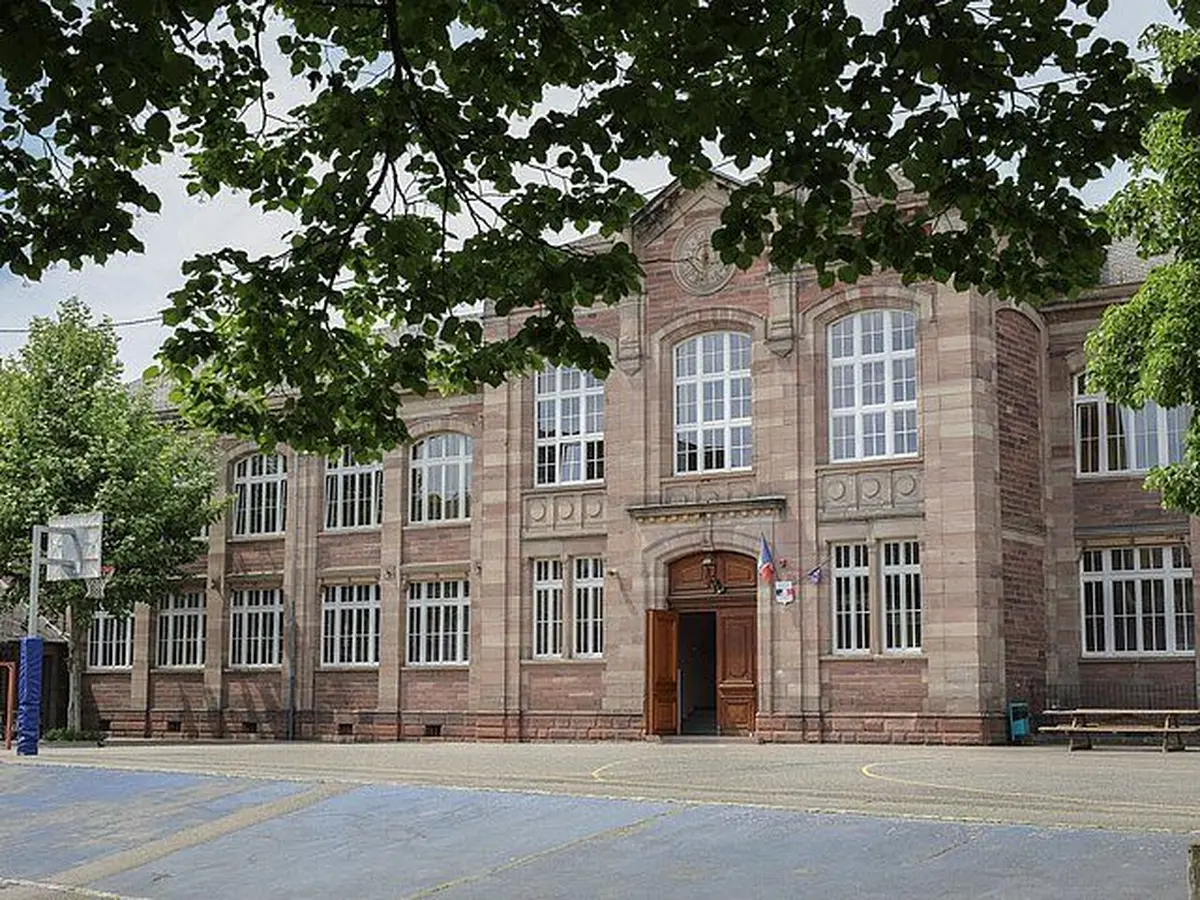 Les écoles de Sélestat restent ouvertes, avec la mise en place d'aménagements pour protéger les enfants durant la vague de chaleur 