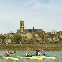 Certains sports nautiques comme le canoë kayak peuvent allier activité et tourisme. &copy; Ville de Nevers