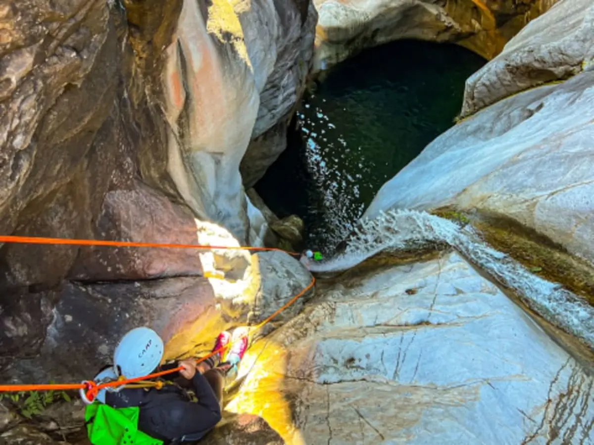 Canyoning dans le canyon de Fleur jaune à Cilaos (97)