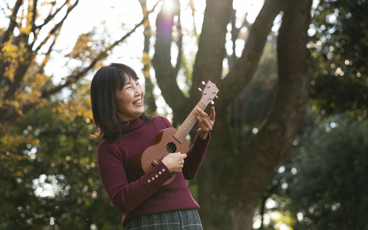 Femme qui joue du ukulele