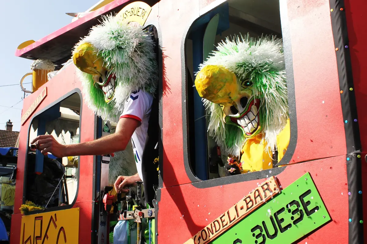 Les chars et leurs carnavaliers mettent l'ambiance au Carnaval de Riespach