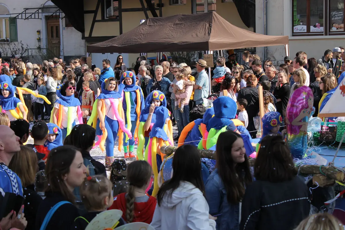 D'étranges créatures colorées défilent au rythme de la musique