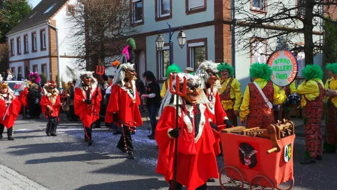 Les groupes défilent dans les rues de Reichshoffen lors de la Cavalcade de Carnaval