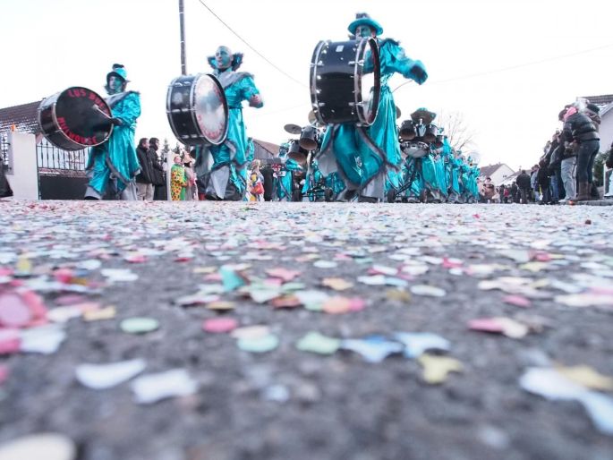 Une troupe défile dans les rues pendant le Carnaval de Kembs