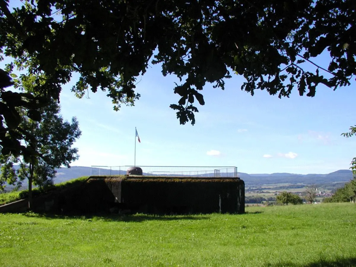 Une des casemates restaurées de Bettlach, dominant la vallée.