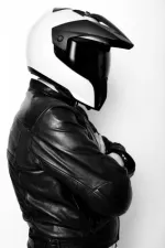 Casque, veste, gants... l\'équipement complet de sécurité pour la moto à retrouver dans les magasins spécialisés