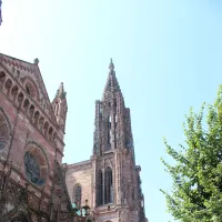 La cathédrale, vue depuis le debut de la rue du Dôme &copy; JDS