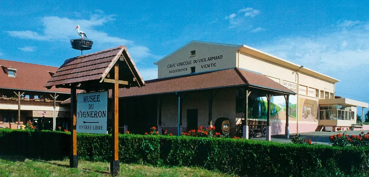 L'extérieur de la cave du Vieil Armand