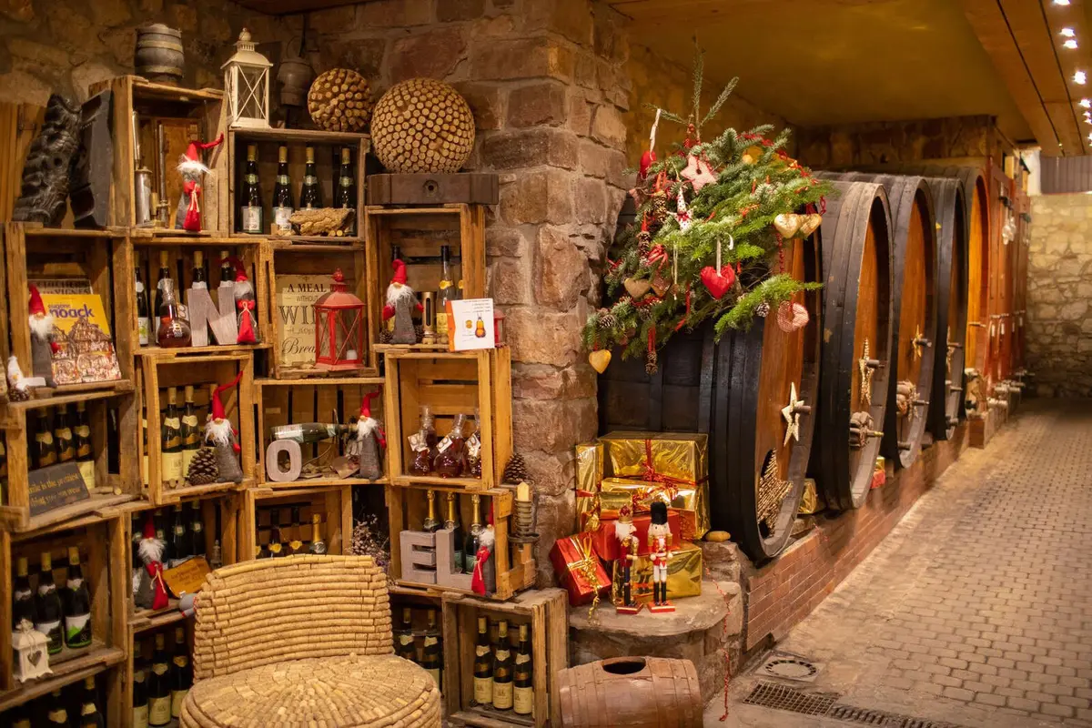 Les domaines du Pays de Colmar se métamorphosent en Caves de Noël, proposant une immersion dans la culture alsacienne et le savoir-faire viticole.