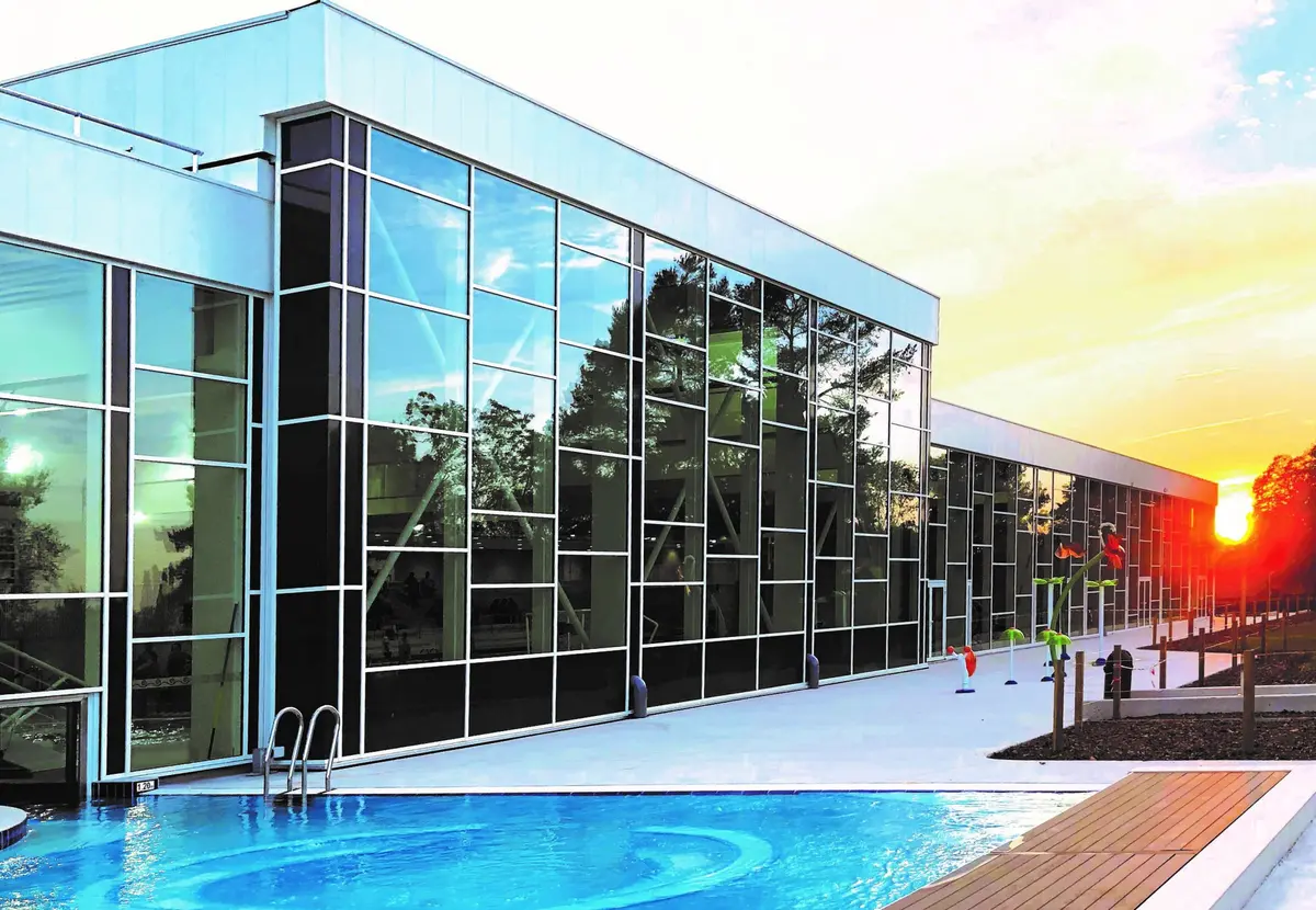 Le centre aquatique Nautilia de Guebwiller au soleil couchant