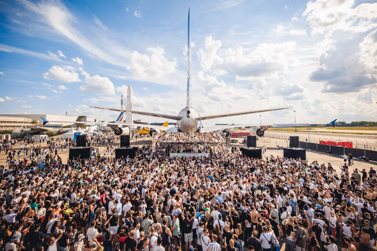 Cercle Festival : sur le tarmac se côtoient festivaliers et A380