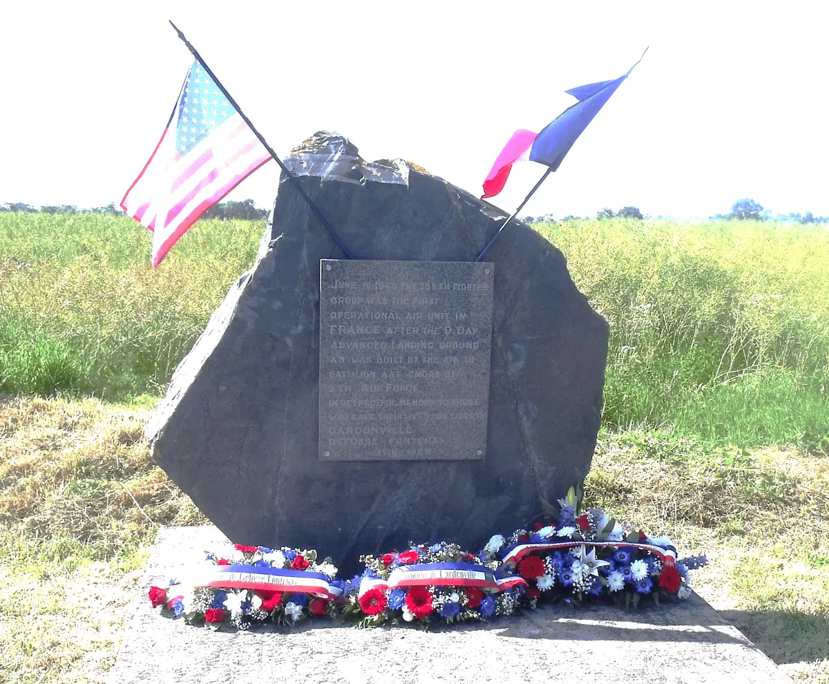 Cérémonie à l'aérostèle du A2 de La Cambe
